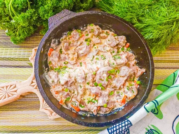 Курячі шлунки, тушковані в сметані