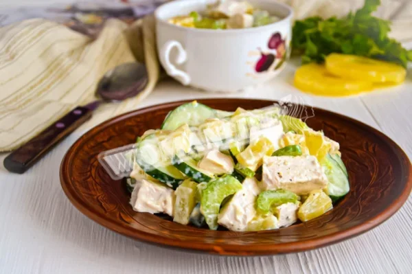 Салат з селерою і курячою грудкою