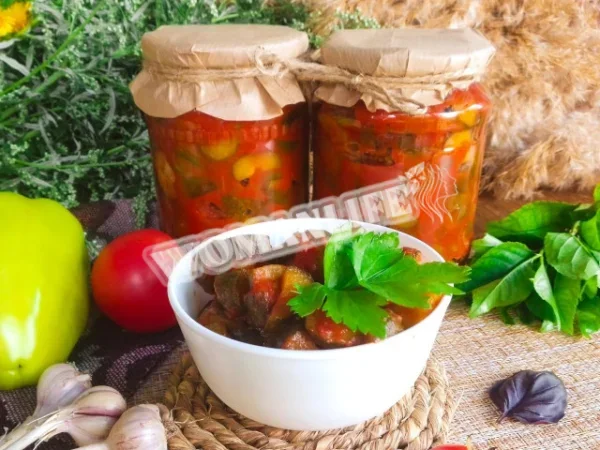Зимовий салат з огірками і томатною пастою