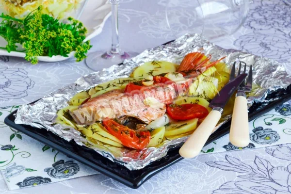 Риба у фользі, запечена з овочами в духовці