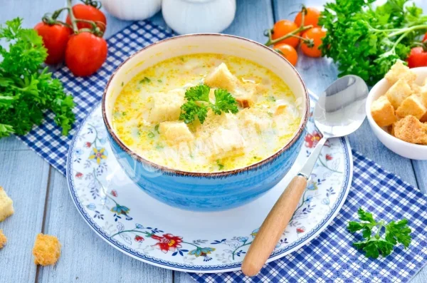 Сирний суп з грінками і куркою