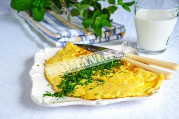 Французький омлет, фарширований сиром і зеленню
