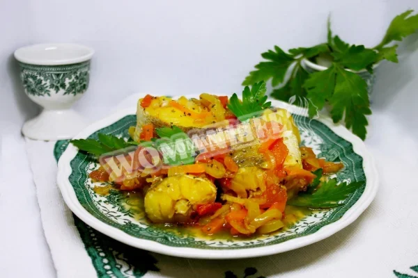 Хек тушкований з цибулею, морквою та овочами на сковороді