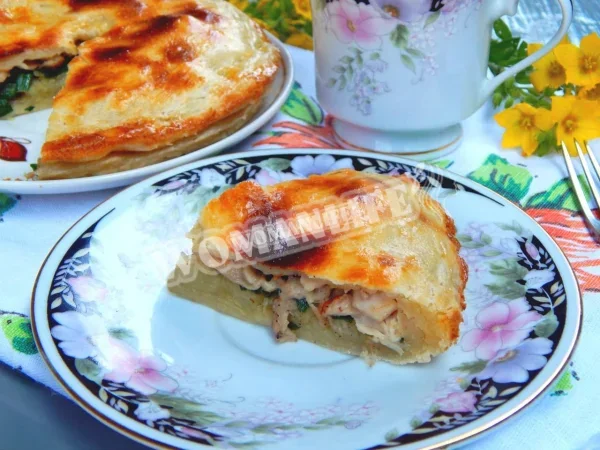 Курник з картоплею і куркою з листкового тіста