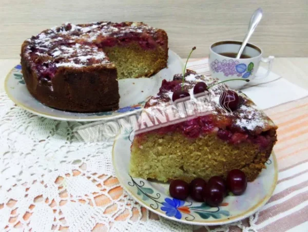 Шарлотка з вишнями і яблуками на йогурті