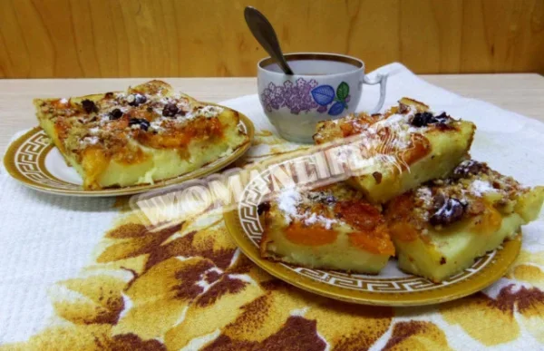 Манний пиріг з абрикосами