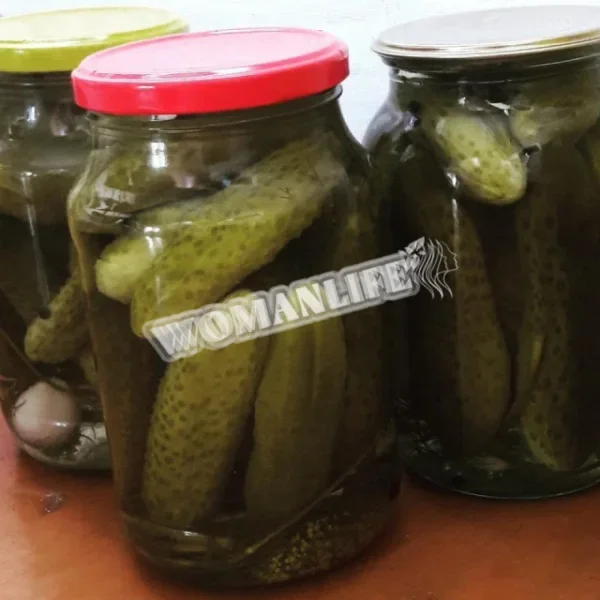 Мариновані огірки в банках з гвоздикою