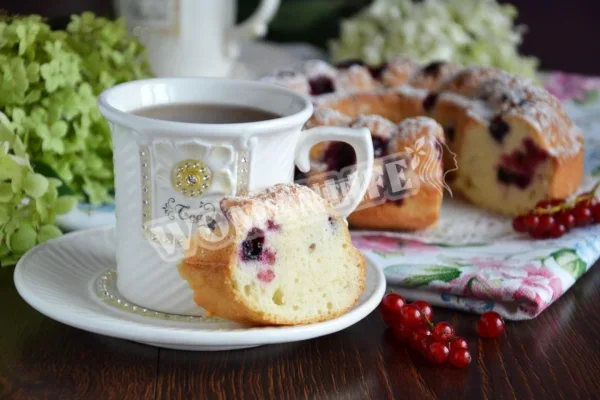 Білковий пиріг зі смородиною