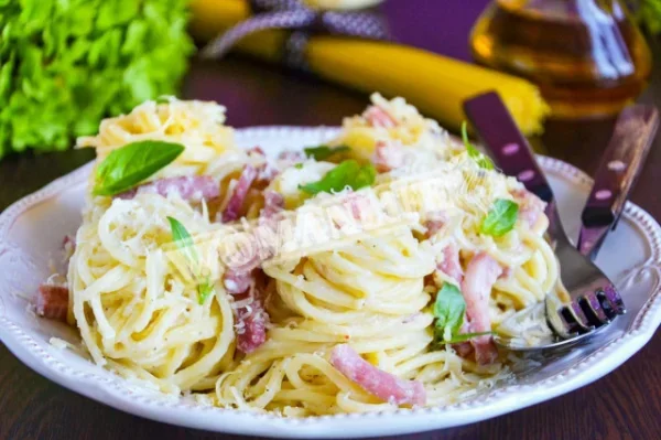 Макарони з шинкою та сиром