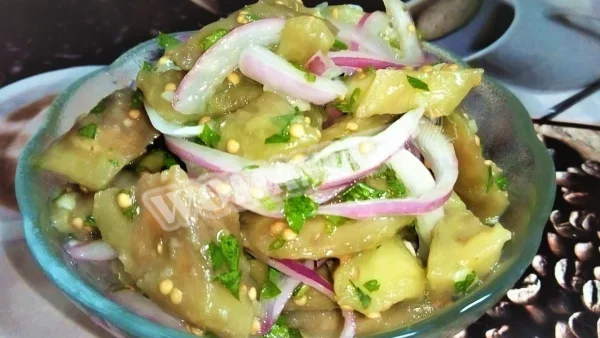 Мариновані баклажани з цибулею