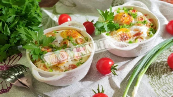 Поживна яєчня з тунцем