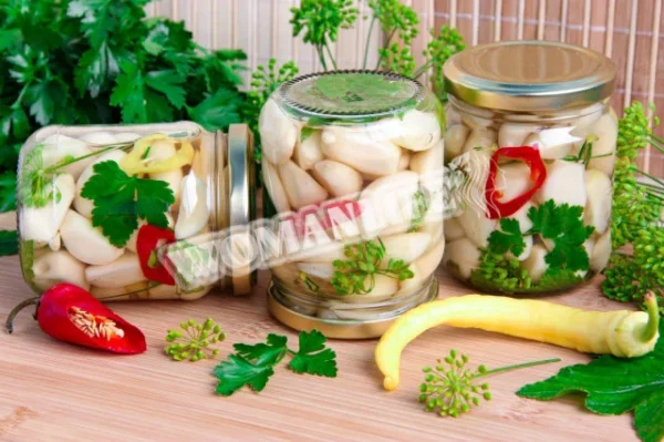 Класичні мариновані зубчики часнику на зиму