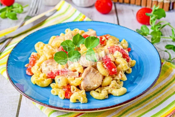 Макарони з куркою та сиром