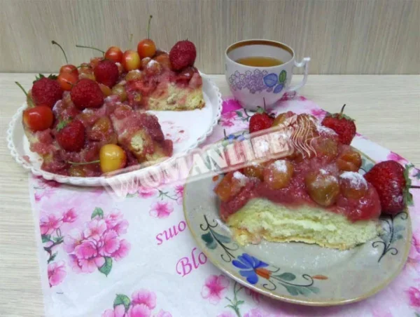 Шарлотка з вишнею та полуницею