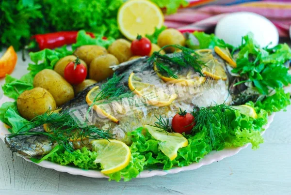 Річкова риба, запечена в духовці у фользі