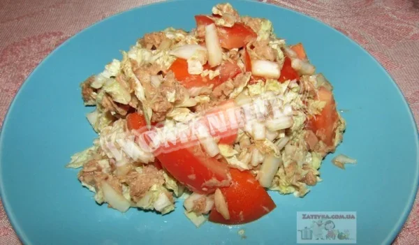Салат з тунцем, пекінською капустою і помідорами