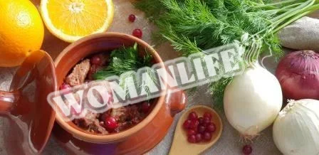 Свинина з картоплею під журавлинним соусом