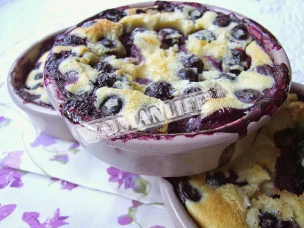 Шарлотка з чорницею
