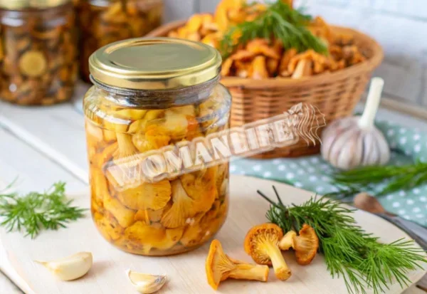 Лисички на зиму в банках з часником і кропом