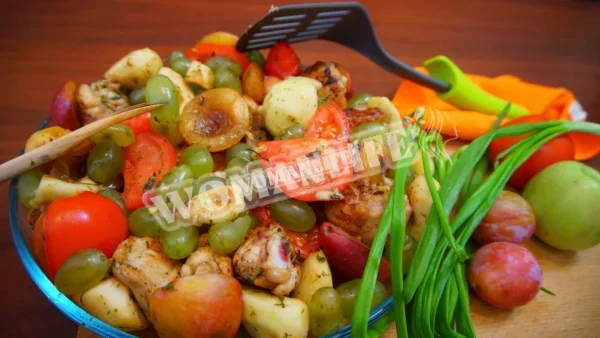 Запечена курка з фруктами та овочами