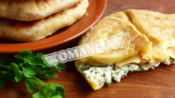 Пластовані коржі з сиром і зеленню