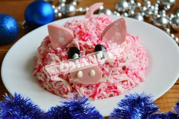 Салат порося з зеленим горошком і куркою