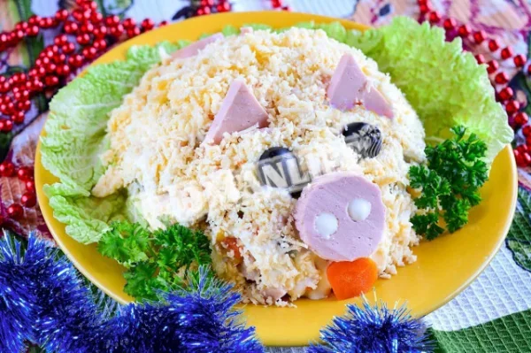 Салат з сиром, кукурудзою та шинкою Свинка