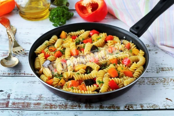 Макарони з овочами на сковороді