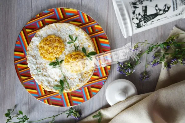 Жовтий салат з кульбаби з кукурудзою