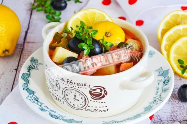 Солянка з лимоном
