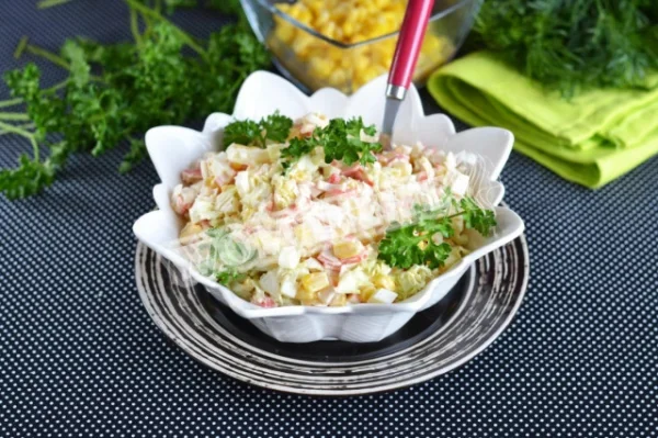 Салат з пекінською капустою, крабовими паличками і кукурудзою