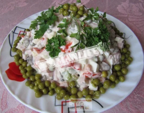 Салат з шинкою, яйцями та овочами