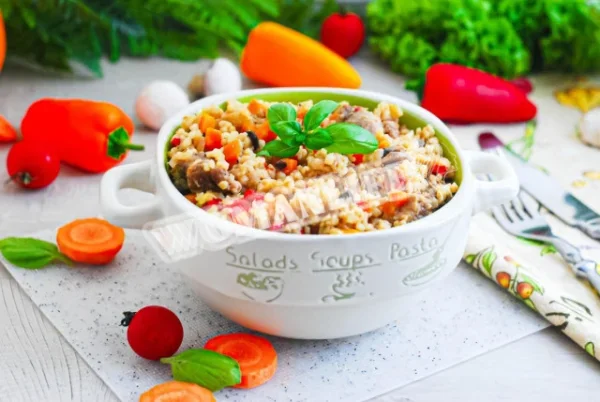 Булгур з індичкою та овочами на сковороді