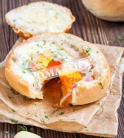 Булочка з начинкою з яйцем, сиром і беконом