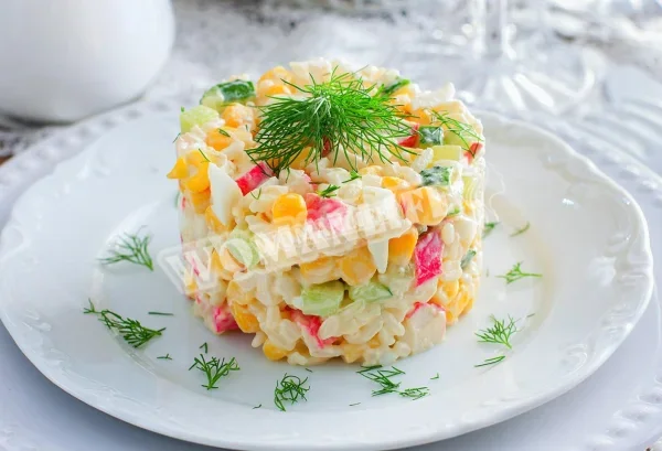 Класичний крабовий салат з кукурудзою та рисом