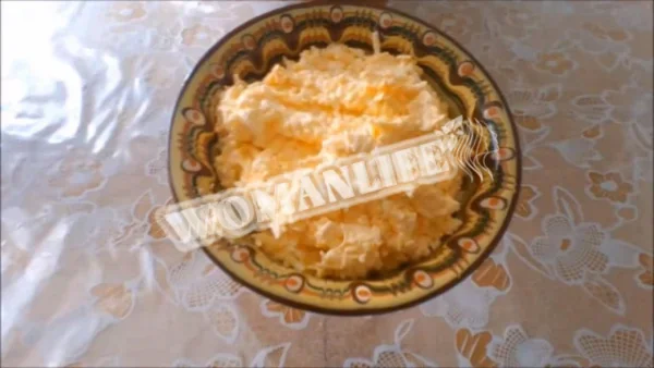 Закуска з плавленим сиром, яйцями, майонезом