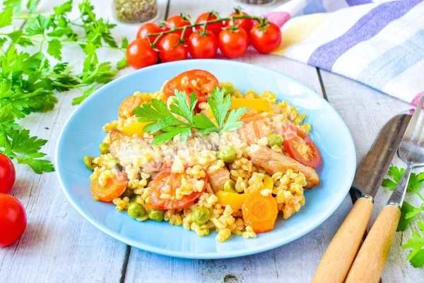 Булгур зі свининою та овочами на сковороді