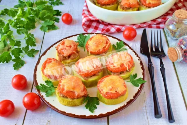 Кабачки в духовці з фаршем і помідорами