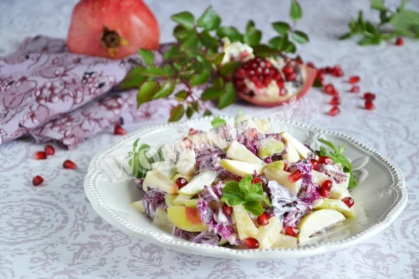 Фруктовий салат з пекінською капустою, яблуками та гранатами