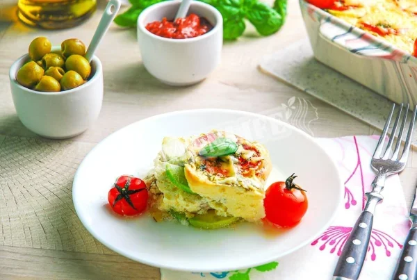 Запіканка з кабачків з куркою, сиром і помідорами