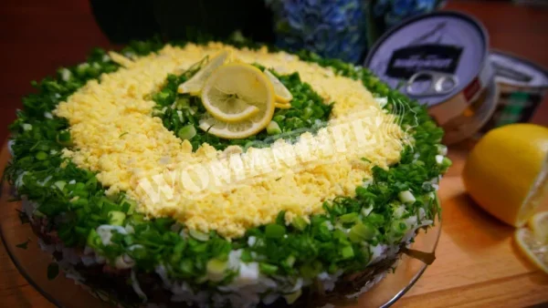 Салат з водоростями, рибними консервами сайра і рисом