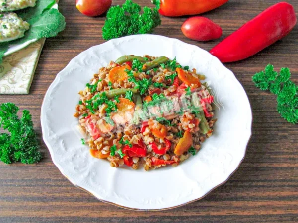 Гречка на сковороді з овочами