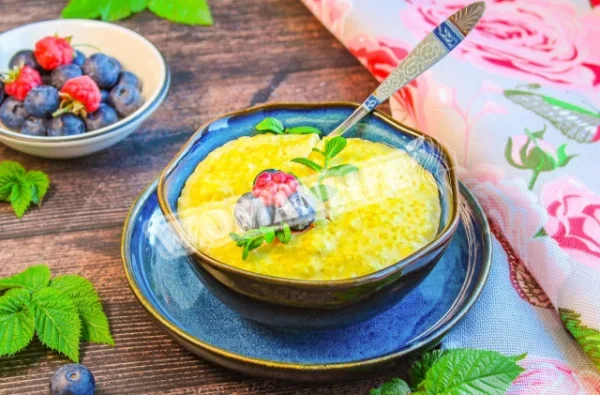 Пшоняна каша в каструлі з молоком