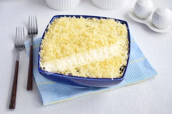 Салат з куркою, чорносливом, огірком і сиром