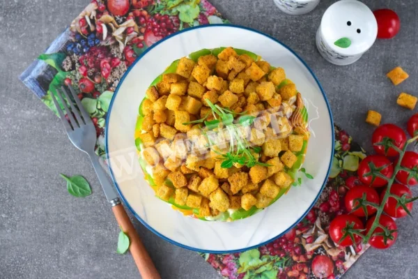 Салат курка помідори грінками