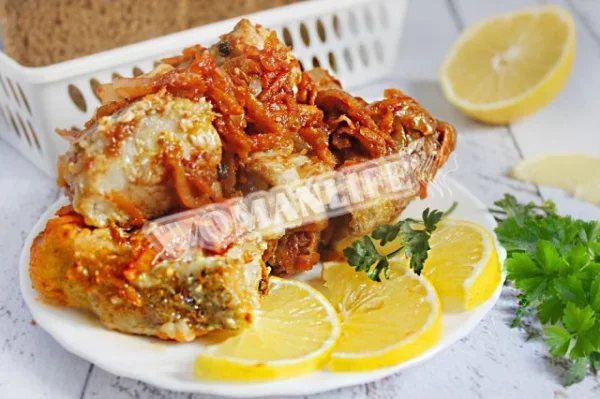 Минтай, маринований з морквою і цибулею