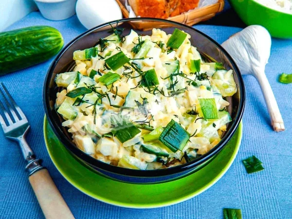Салат з рисом, огірком і яйцем