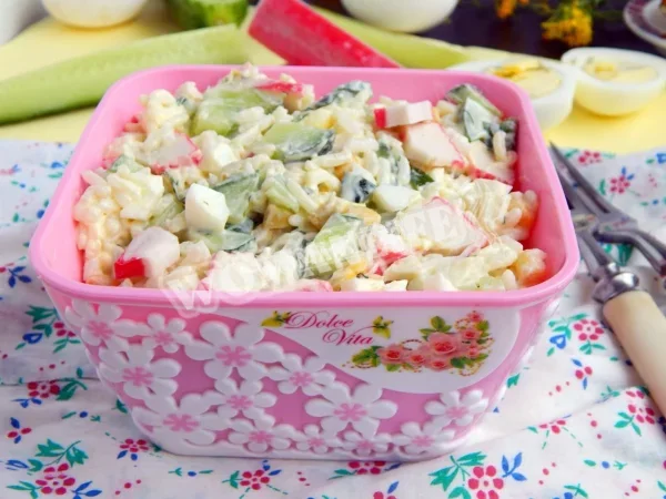 Салат з рисом, крабовими паличками, огірком і кукурудзою