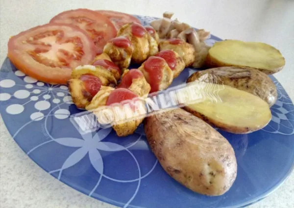 Курячий шашлик з запеченою картоплею в духовці