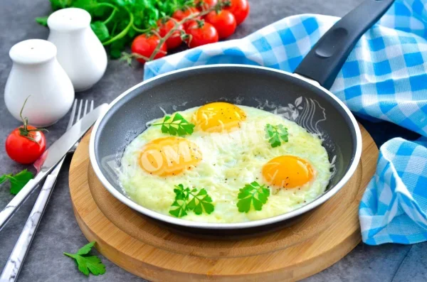 Яєчня з сиром на сковороді